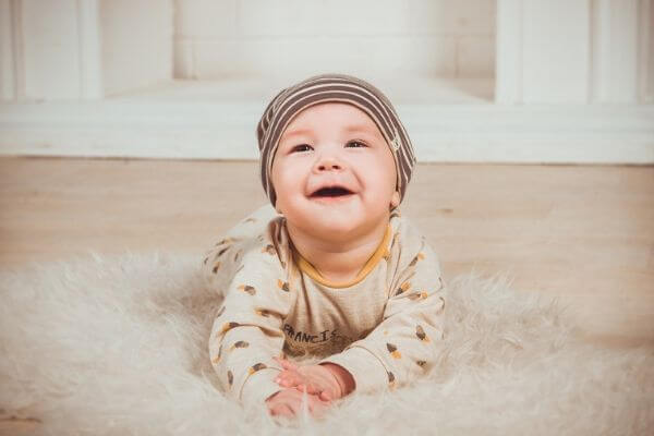 笑う赤ちゃんの写真