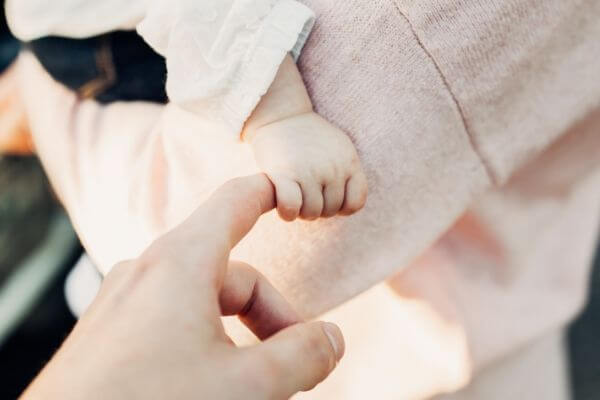赤ちゃんの手の写真