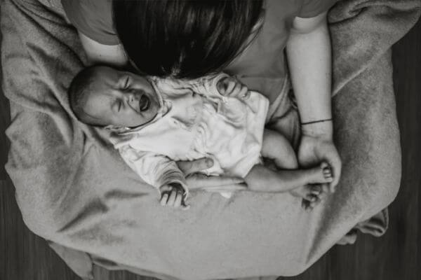 泣いている赤ちゃんの写真