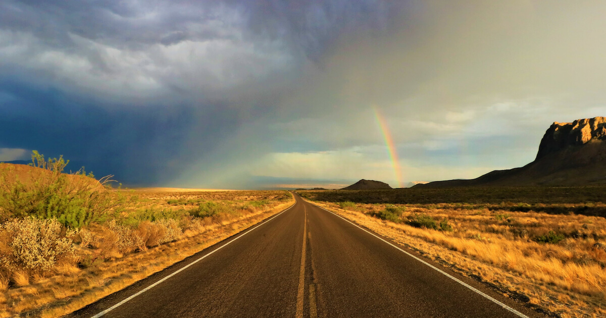 虹と道の写真