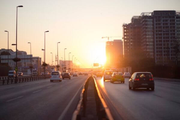 夕日と道路の写真