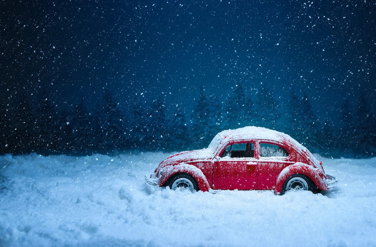 雪の中のミニカーの写真