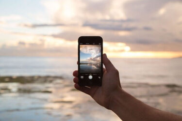 携帯電話と海の写真