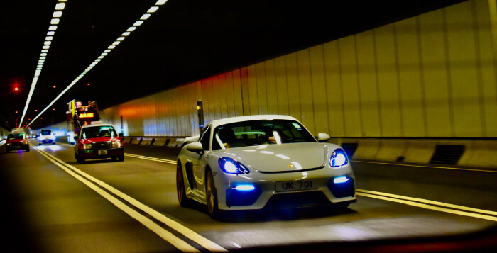 トンネルを走る車の写真